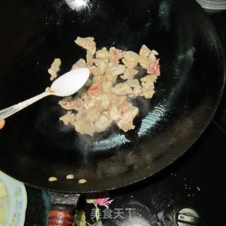 红萝卜炒鸡丁的做法步骤：3