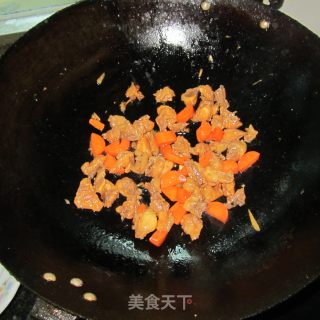 红萝卜炒鸡丁的做法步骤：5