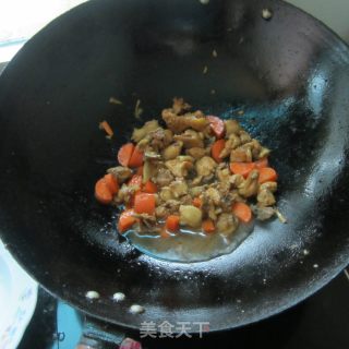 红萝卜炒鸡丁的做法步骤：6