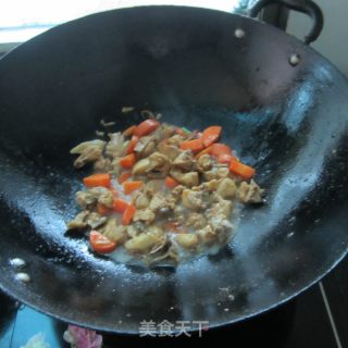 红萝卜炒鸡丁的做法步骤：7