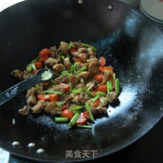 红萝卜炒鸡丁的做法步骤：9