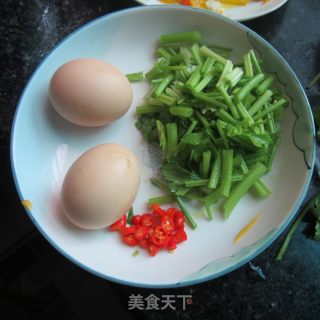 芹菜炒蛋的做法步骤：1