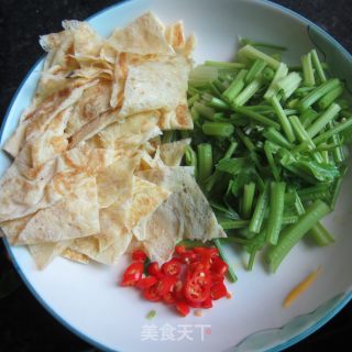芹菜炒蛋的做法步骤：3