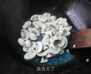 彩椒炒口蘑的做法步骤：7