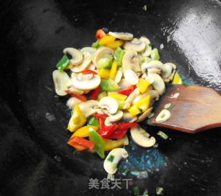 彩椒炒口蘑的做法步骤：9