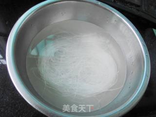 铁板腊肠粉丝的做法步骤：2