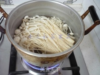 凉拌鸡丝金针菇的做法步骤：3