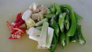 鲜椒鸡块的做法步骤：1
