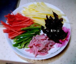 杂疏肉丝卷的做法步骤：1