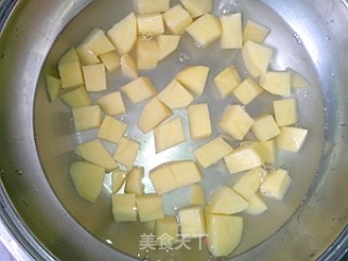 茄汁土豆烧肉圆的做法步骤：3