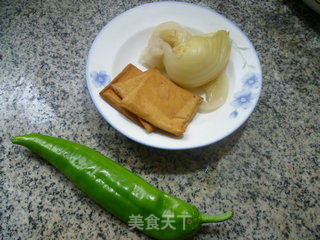 青椒香干炒酸菜的做法步骤：1