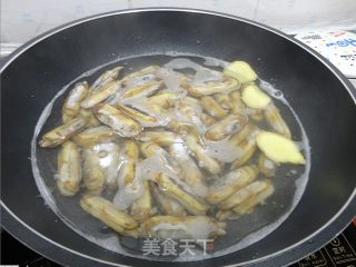 豆豉蒸活蛏的做法步骤：1