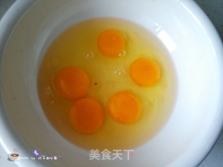 电饭煲海绵蛋糕的做法步骤：1