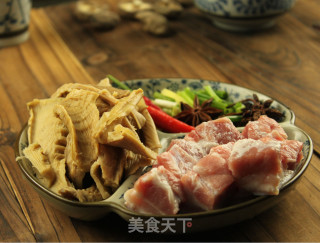 90后家庭煮男 笋干红烧肉 春季美味开始的第一道菜的做法步骤：1