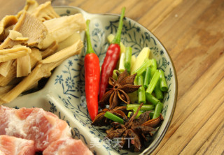 90后家庭煮男 笋干红烧肉 春季美味开始的第一道菜的做法步骤：2