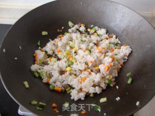 番茄酱炒饭的做法步骤：2