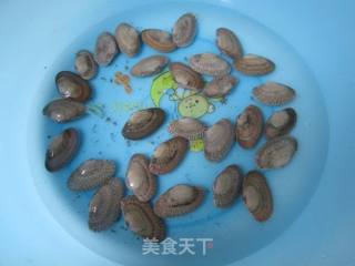 咸菜炒花蚬的做法步骤：2