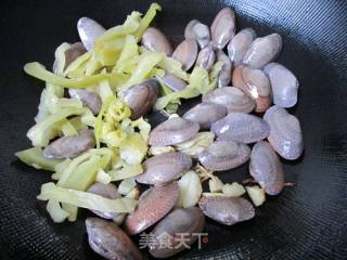 咸菜炒花蚬的做法步骤：9