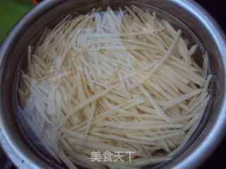 青椒土豆丝的做法步骤：1