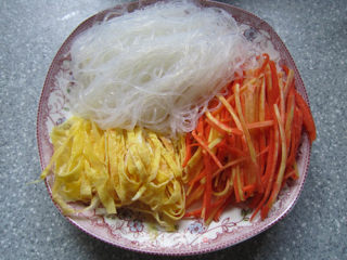 红黄白绿你更爱谁--主角是菠菜的做法步骤：2