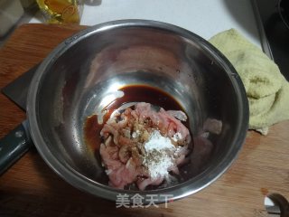 蒜台炒肉的做法步骤：2