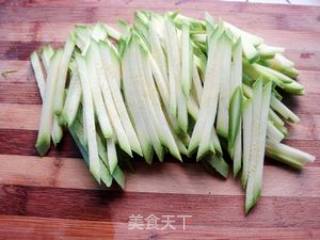 泡菜炒西葫芦的做法步骤：2