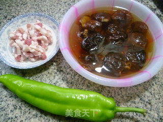 青椒香菇炒五花肉的做法步骤：1