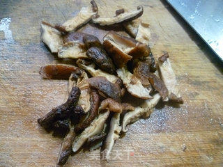 青椒香菇炒五花肉的做法步骤：5