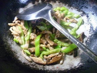 青椒香菇炒五花肉的做法步骤：10