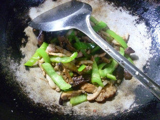 青椒香菇炒五花肉的做法步骤：12