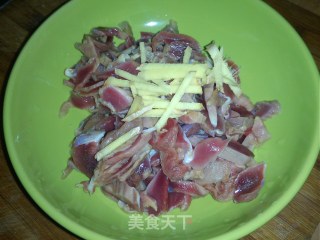酸萝卜炒鸡胗的做法步骤：4