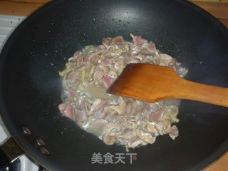 酸萝卜炒鸡胗的做法步骤：6
