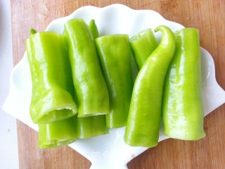煎酿青椒的做法步骤：1