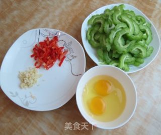 苦瓜炒鸡蛋的做法步骤：2