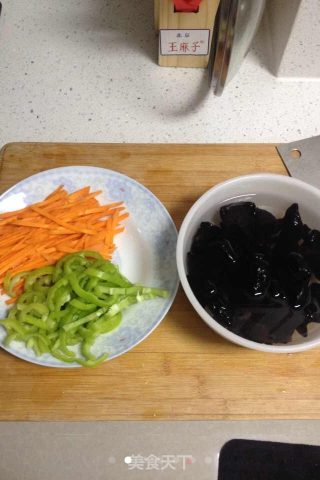 鱼香肉丝的做法步骤：2