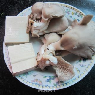蘑菇煮豆腐的做法步骤：1