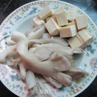 蘑菇煮豆腐的做法步骤：2