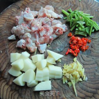 土豆鸡丁的做法步骤：2