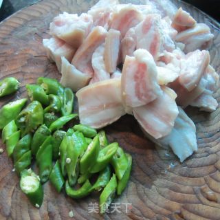 青椒咖喱肉的做法步骤：2