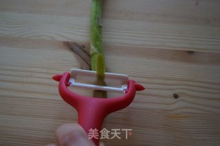 蜂蜜芥末芦笋培根卷的做法步骤：1