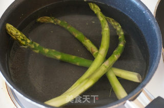蜂蜜芥末芦笋培根卷的做法步骤：2