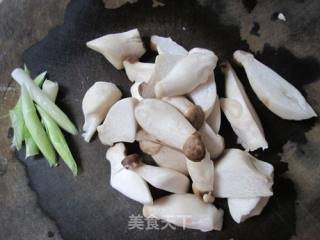 杏鲍菇炒肉的做法步骤：4
