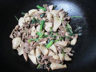 杏鲍菇炒肉的做法步骤：11