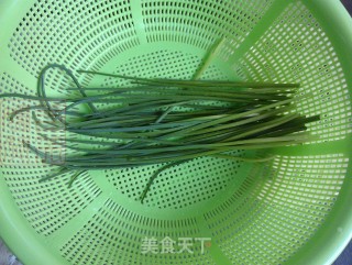 韭苔鸡蛋煎饼的做法步骤：1
