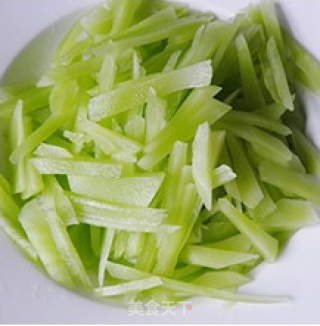 【清炒莴笋丝】-------简简单单家常菜的做法步骤：2