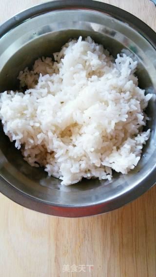 金玉满堂腊肠炒饭的做法步骤：2