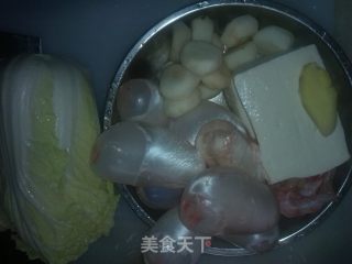 鱼肚汤的做法步骤：1