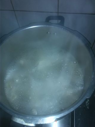 鱼肚汤的做法步骤：4