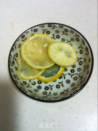 薄荷蜂蜜柠檬水的做法步骤：1