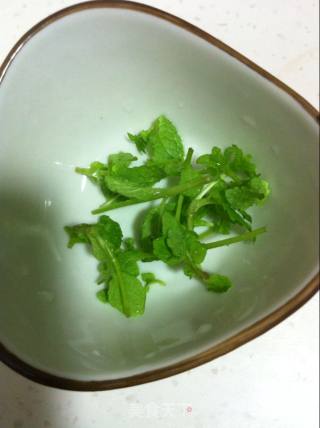 薄荷蜂蜜柠檬水的做法步骤：2